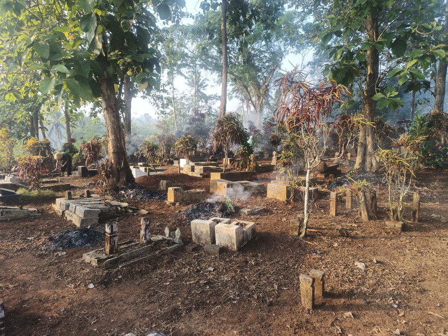 Kerja Bhakti Bersih Makam Jatisawit Desa Kaliwungu